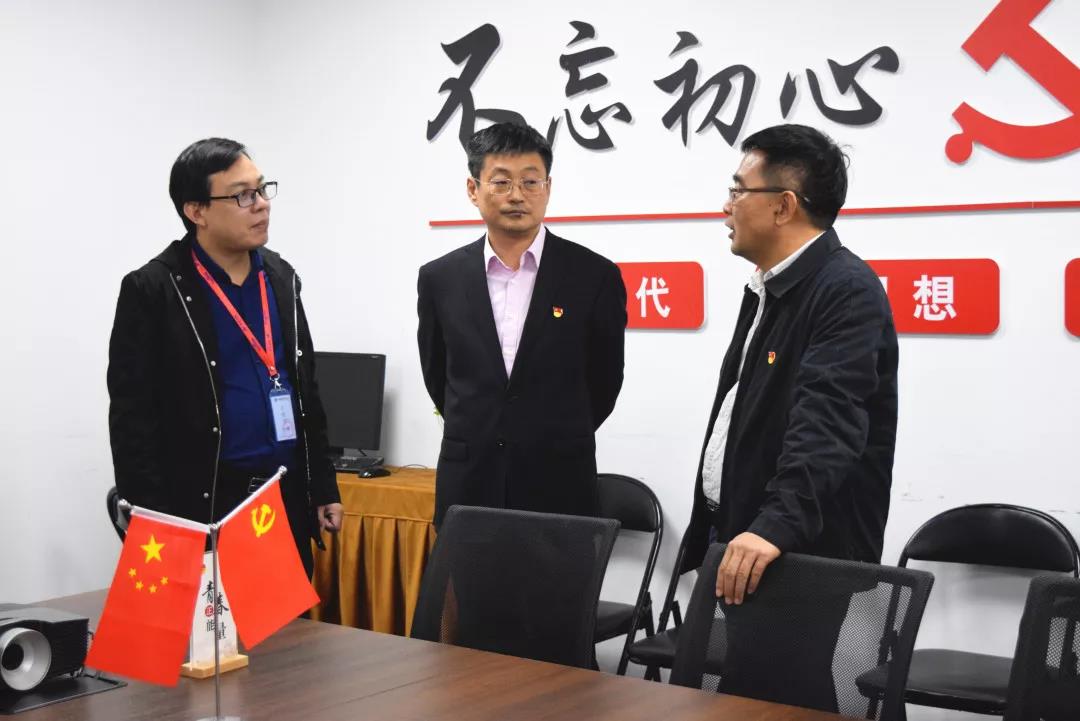 中共安陽市委網信辦主任路玉軍、副主任王曉萌等一行人蒞臨安陽青峰網絡指導工作